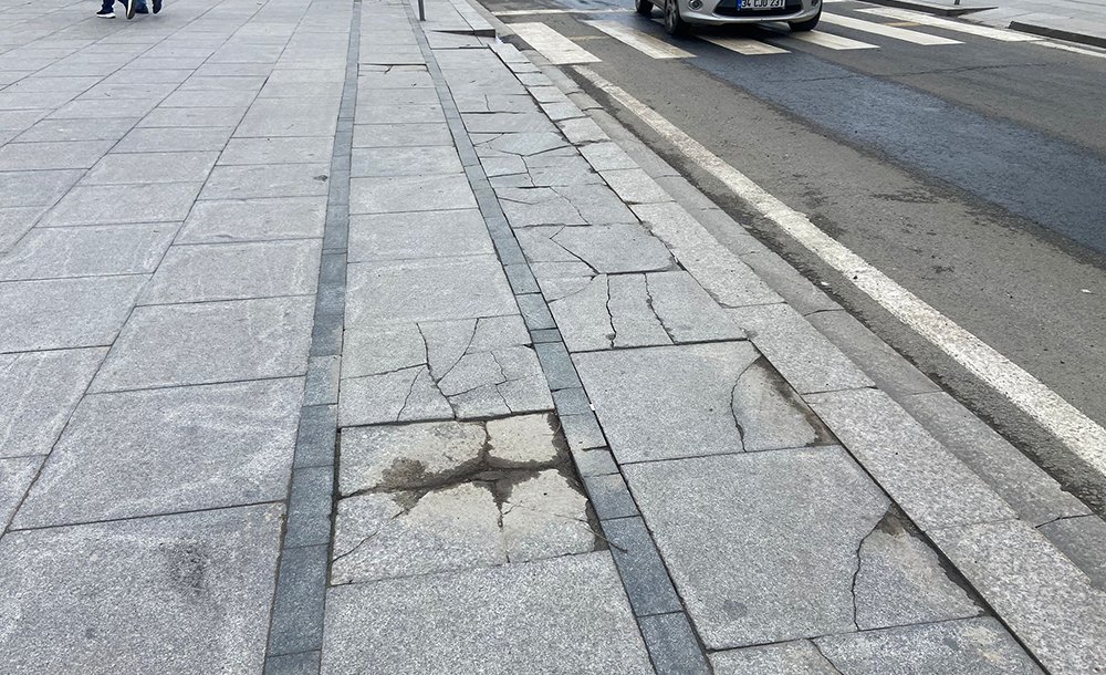 Kırık Taşlar Neden Değiştirilmiyor?