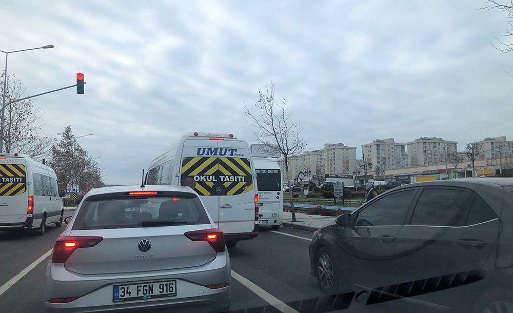 Trafik Işıkları Minibüslerin Durağı Oldu 