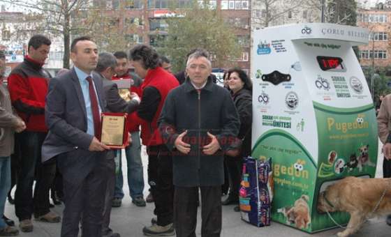 Çorlu Belediyesi'nden Sokak Hayvanlarını Besleyen Geri Dönüşüm Ünitesi