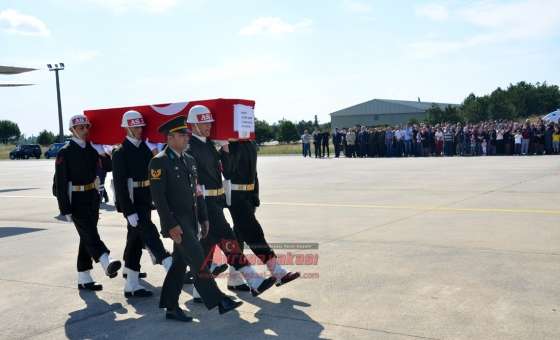 Şehit Askerin Cenazesi Çorlu Havaalanına Getirildi