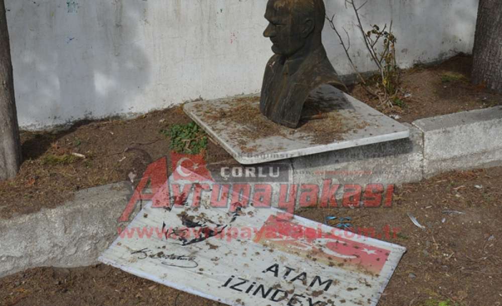 Yıkılan Atatürk Büstü Törenle Açılmıştı