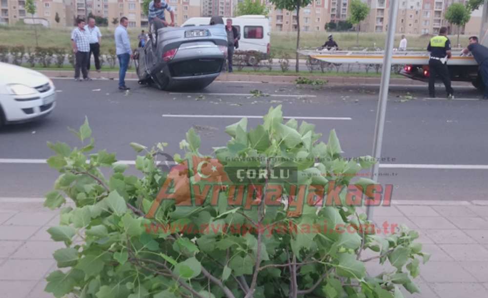 Karşı Şeride Geçen Otomobil Ters Döndü Sürücü Yaralandı