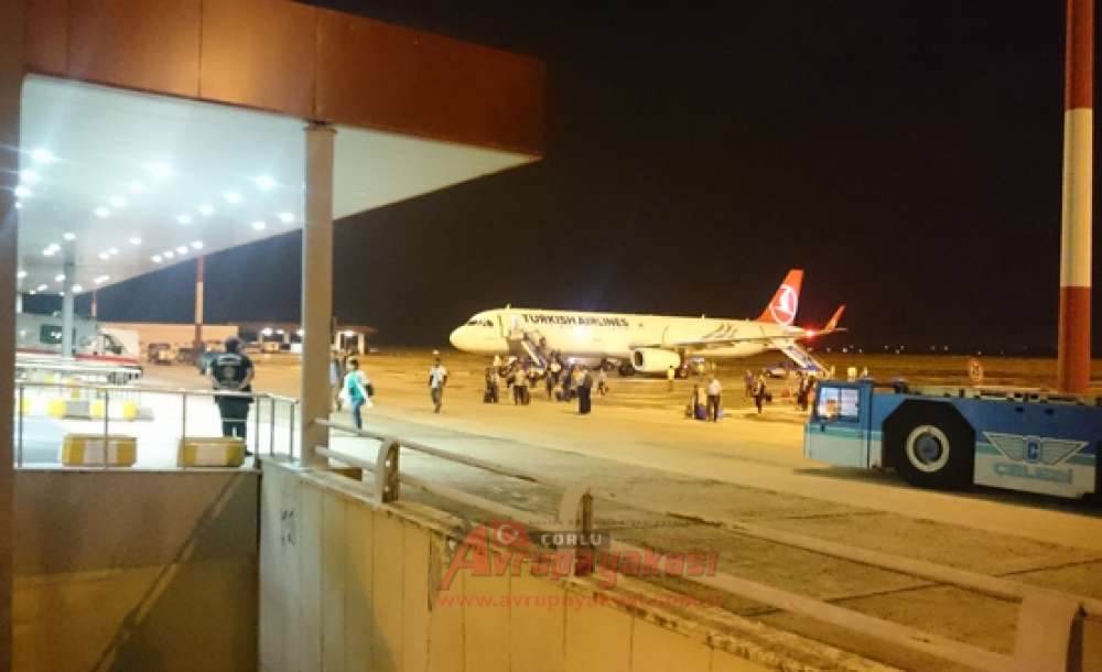 İstanbul'daki Terör Saldırısının Ardından Uçaklar Çorlu Havalimanı'na İndi