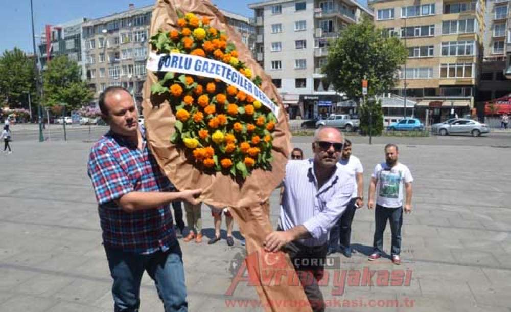 Çorlu Gazeteciler Derneği'nden Atatürk Anıtına Çelenk
