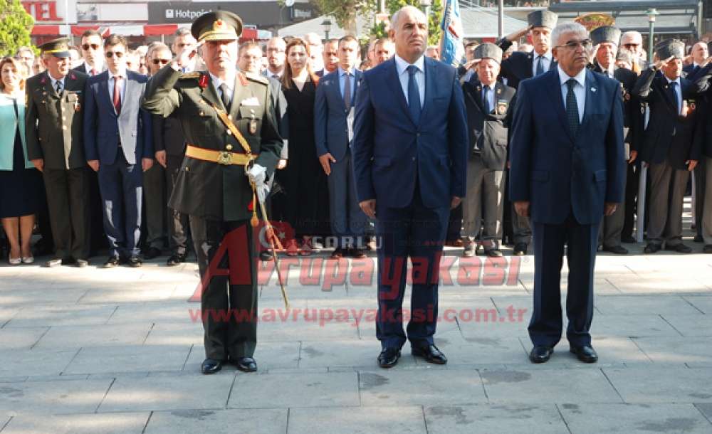 Çorlu Protokolünden Atatürk Anıtına Çelenk