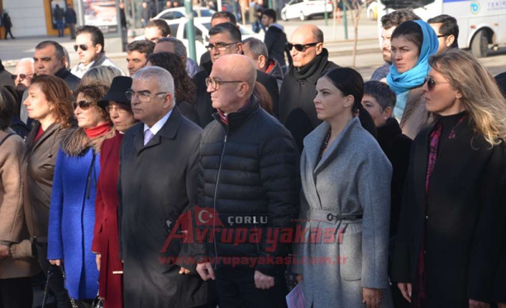 Chp'li Kadınlardan Atatürk Anıtına Çelenk