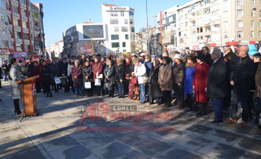 Chp'li Kadınlardan Atatürk Anıtına Çelenk