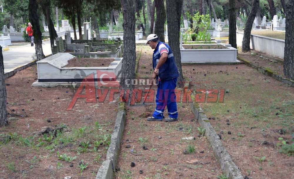 Çorlu'da Mezarlıklar Bayrama Hazırlandı