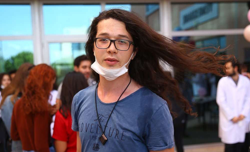 Üniversite Öğrencisi 4 Yıldır Uzattığı Saçlarını Kanser Hastaları Için Bağışladı